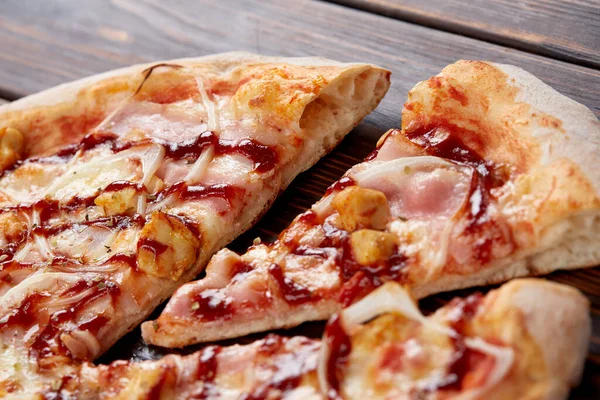 Välsmakande Pizza Trä Bakgrund Nära Utsikt — Stockfoto