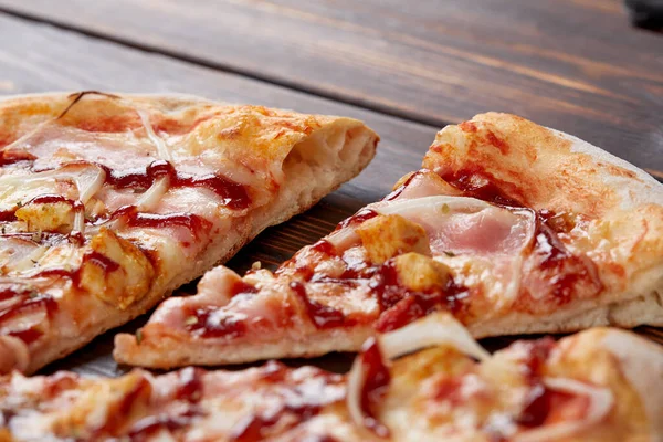 Вкусная Пицца Деревянном Фоне Близкий Вид — стоковое фото