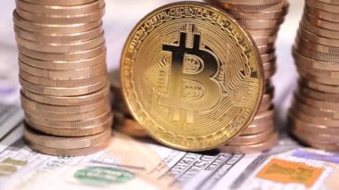 Dolar banknotları üzerinde altın bitcoin