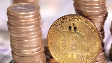 Dolar banknotları üzerinde altın bitcoin