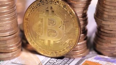 Dolar banknotları üzerinde altın bitcoin