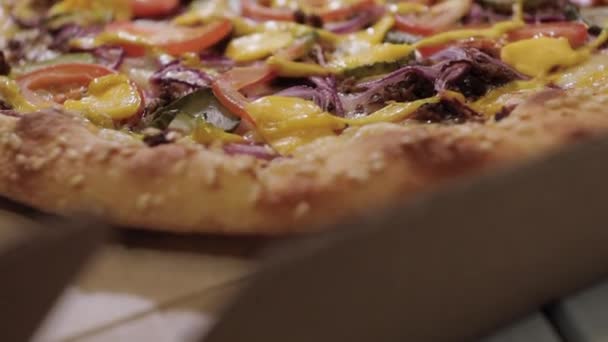 Forró Ízletes Olasz Pizza Zöldségekkel Közelről — Stock videók