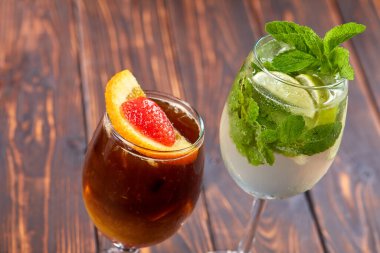 Bardaklarla kokteyller ahşap arka planda, yakın görüş 