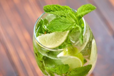 Ahşap arka planda camdan kokteyl, yakın görüş. 