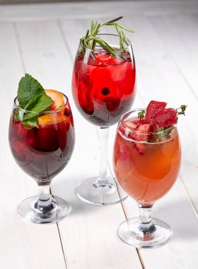 Taze böğürtlenli ve meyveli yaz kokteylleri. 