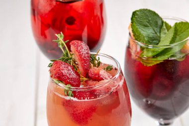 Taze böğürtlenli ve meyveli yaz kokteylleri. 