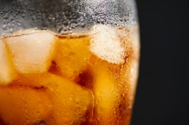  Kola içerken buz küpleri, yakın görüş. 