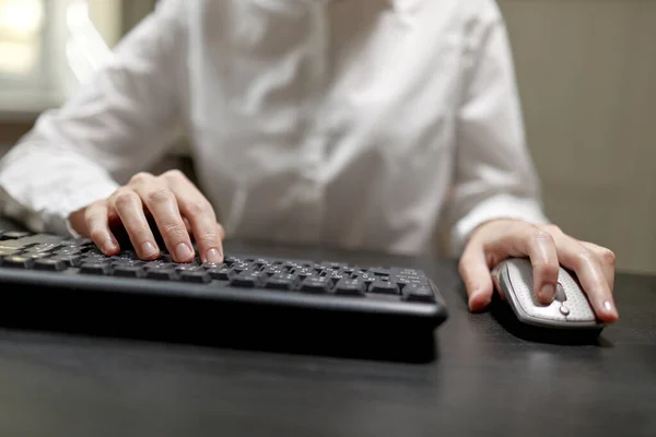 Sección Recortada Manos Femeninas Teclado —  Fotos de Stock