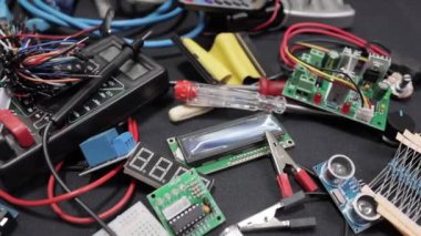 Siyah arkaplanda elektronik pano ve araç onarımları