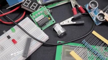 Siyah arkaplanda elektronik pano ve araç onarımları