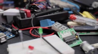 Siyah arkaplanda elektronik pano ve araç onarımları