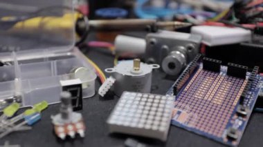 Siyah arkaplanda elektronik pano ve araç onarımları