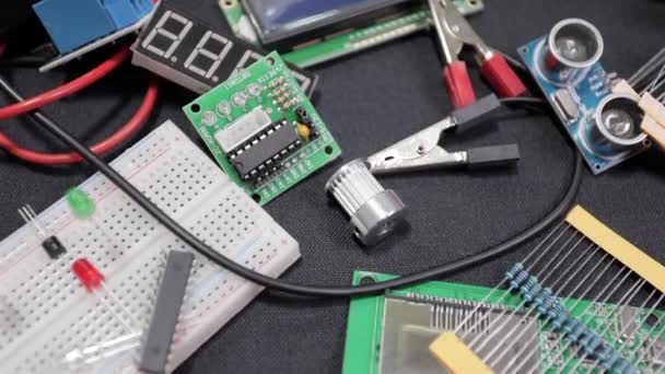 Reparaturen Elektronischer Platinen Und Werkzeuge Auf Schwarzem Hintergrund — Stockvideo