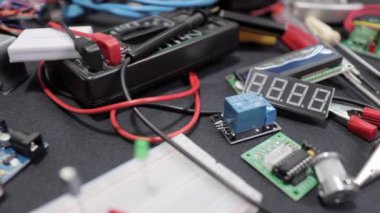 Siyah arkaplanda elektronik pano ve araç onarımları