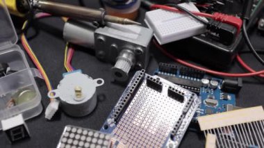 Siyah arkaplanda elektronik pano ve araç onarımları