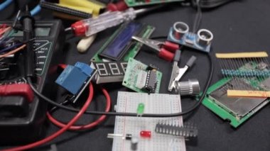 Siyah arkaplanda elektronik pano ve araç onarımları