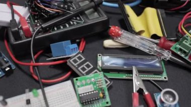 Siyah arkaplanda elektronik pano ve araç onarımları
