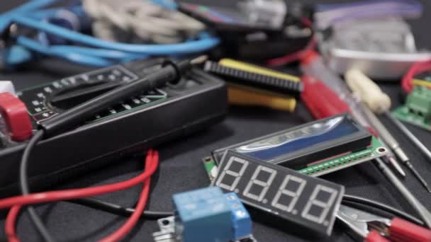 Reparaturen Elektronischer Platinen Und Werkzeuge Auf Schwarzem Hintergrund — Stockvideo