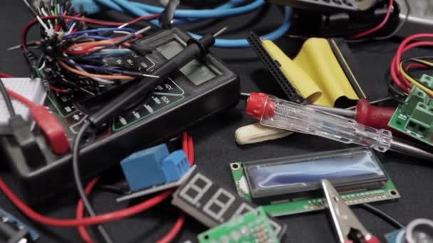 Reparaturen Elektronischer Platinen Und Werkzeuge Auf Schwarzem Hintergrund — Stockvideo