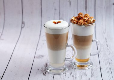 Kahve kadehleri ahşap arka planda, yakın manzarada. 