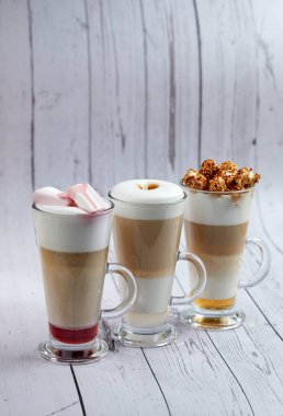 Kahve kadehleri ahşap arka planda, yakın manzarada. 