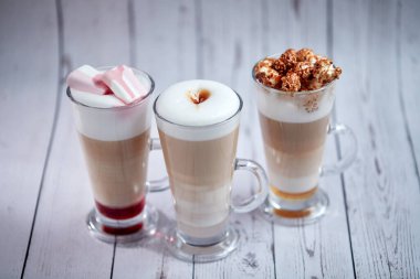 Kahve kadehleri ahşap arka planda, yakın manzarada. 