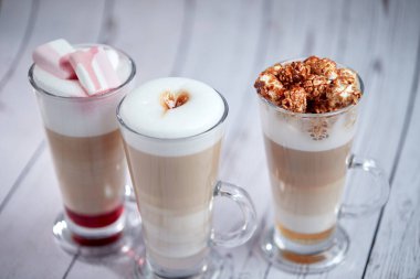 Kahve kadehleri ahşap arka planda, yakın manzarada. 