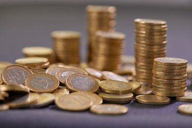 Avro paraları üst üste yığılmış. Para kavramı