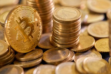 Bitcoin ve euro sikkeleri üst üste istiflenmiş. Para kavramı