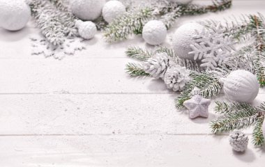 Beyaz topları ve tahta arka planda köknar dalı olan Noel kartı.