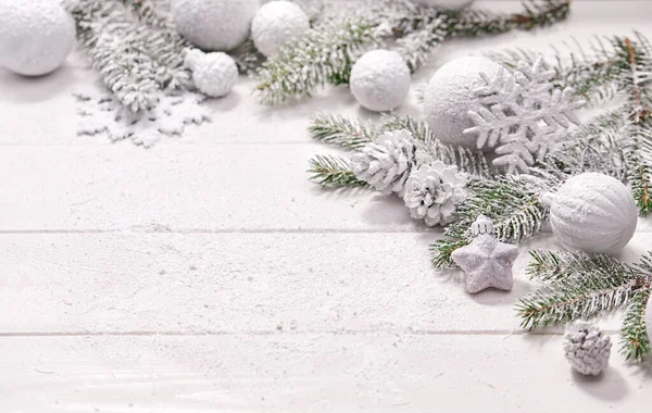 Karta Świąteczna Białymi Kulkami Gałązką Jodły Drewnianym Tle — Zdjęcie stockowe