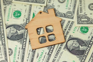 Ahşap evle yeni banknotların kusursuz deseni 