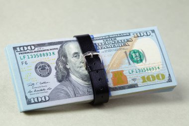 Ahşap arka planda kemerli dolar, yakın görüş 