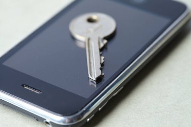 Akıllı telefondan gümüş anahtar, yakın görüş