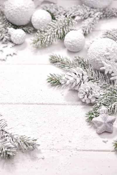 Kerstkaart Met Witte Ballen Sparren Tak Houten Achtergrond — Stockfoto