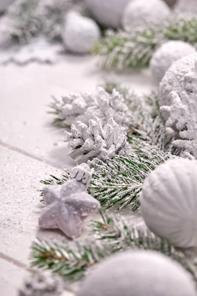 Karta Świąteczna Białymi Kulkami Gałązką Jodły Drewnianym Tle — Zdjęcie stockowe