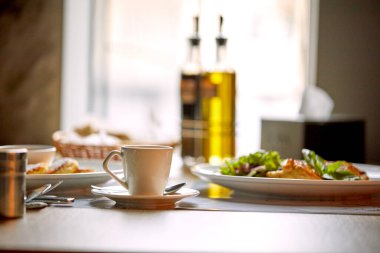 Kafedeki ahşap masada nefis bir kahvaltı.