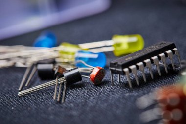 Siyah arkaplanda elektronik pano ve araç onarımları