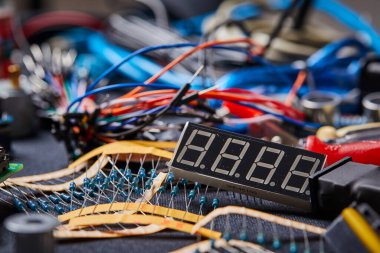 Siyah arkaplanda elektronik pano ve araç onarımları