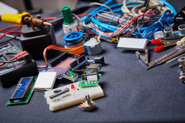 Siyah arkaplanda elektronik pano ve araç onarımları