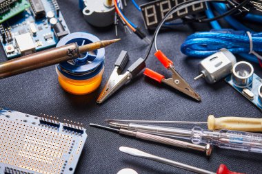 Siyah arkaplanda elektronik pano ve araç onarımları