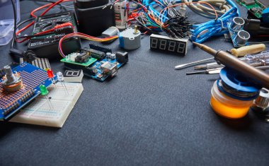 Siyah arkaplanda elektronik pano ve araç onarımları