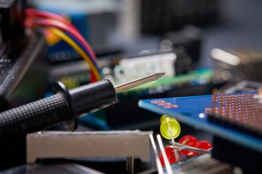 Siyah arkaplanda elektronik pano ve araç onarımları