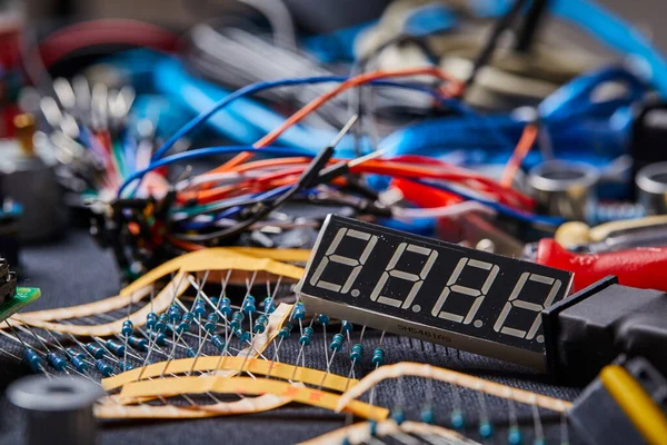 Siyah arkaplanda elektronik pano ve araç onarımları