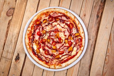 Tahta arka planda sıcak pizza, yakın görüş. 