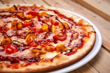 Tahta arka planda sıcak pizza, yakın görüş. 