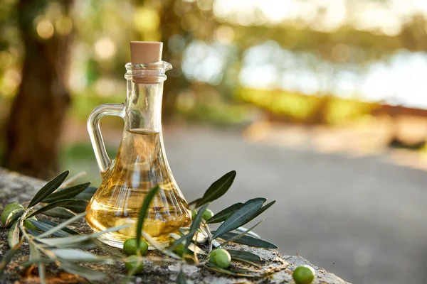 ボトルのオリーブオイルと緑のオリーブの枝 — ストック写真