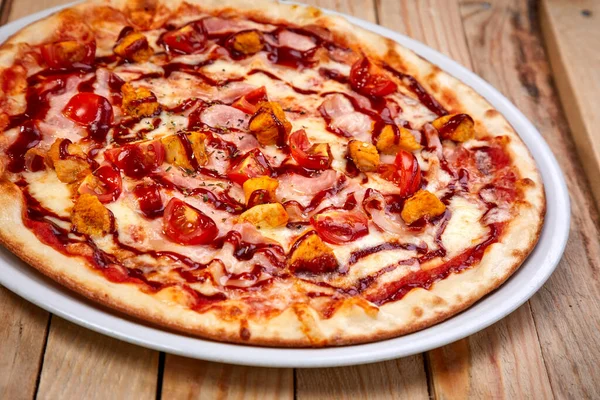 Hete Pizza Houten Achtergrond Dichtbij Uitzicht — Stockfoto