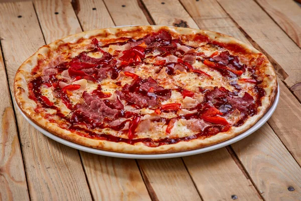 Varm Pizza Trä Bakgrund Nära Utsikt — Stockfoto