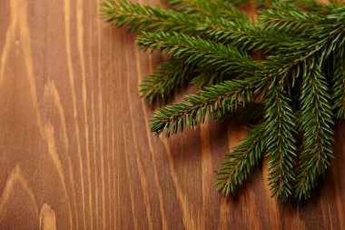 Ahşap arka planda köknar dalları, Yeni Yıl konsepti 